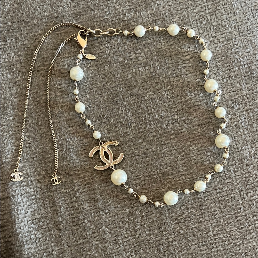 CHANEL White Pearl and Silver Necklace